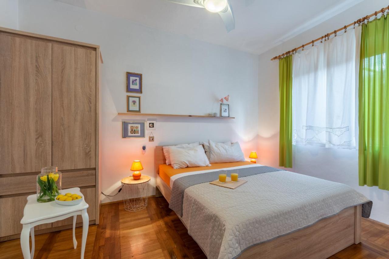 Apartment Lota With Heated Pool On Top Location Supetar Eksteriør bilde