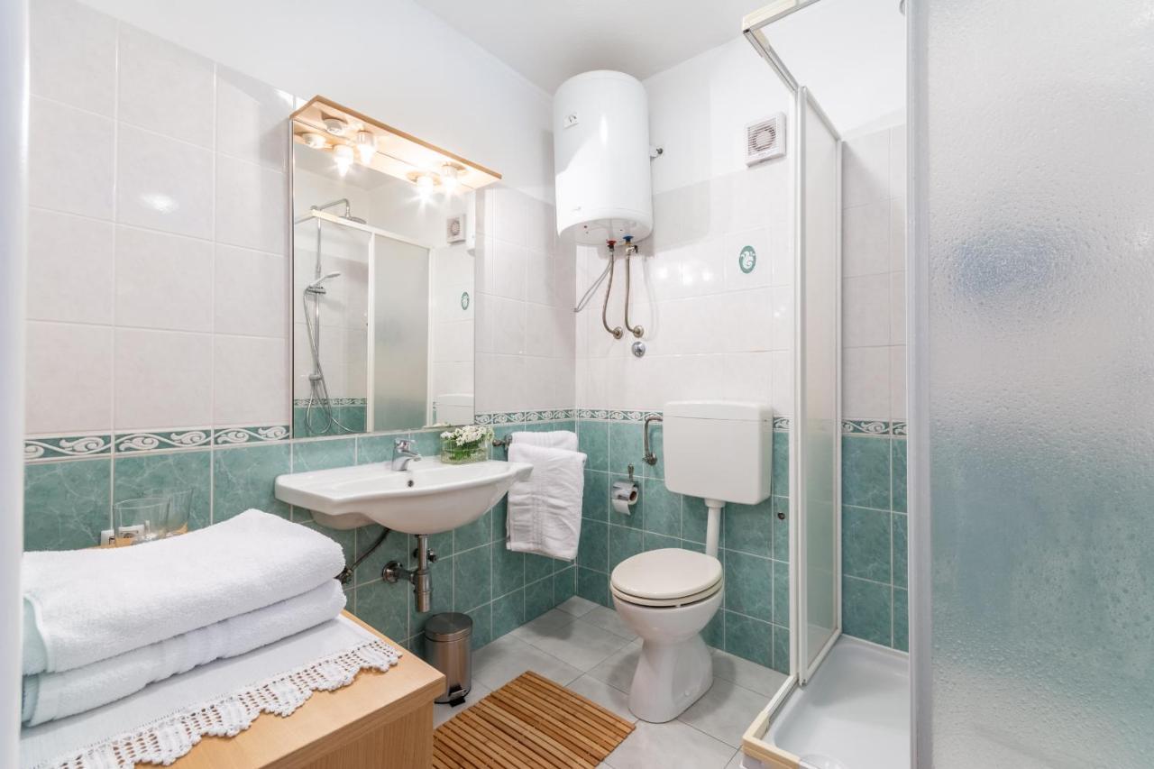Apartment Lota With Heated Pool On Top Location Supetar Eksteriør bilde